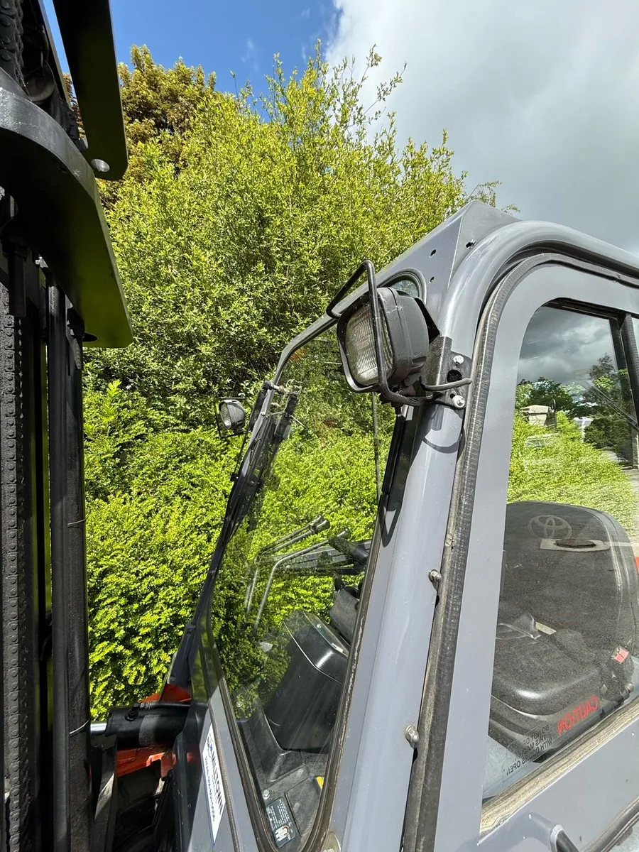 Forklift - Image 4