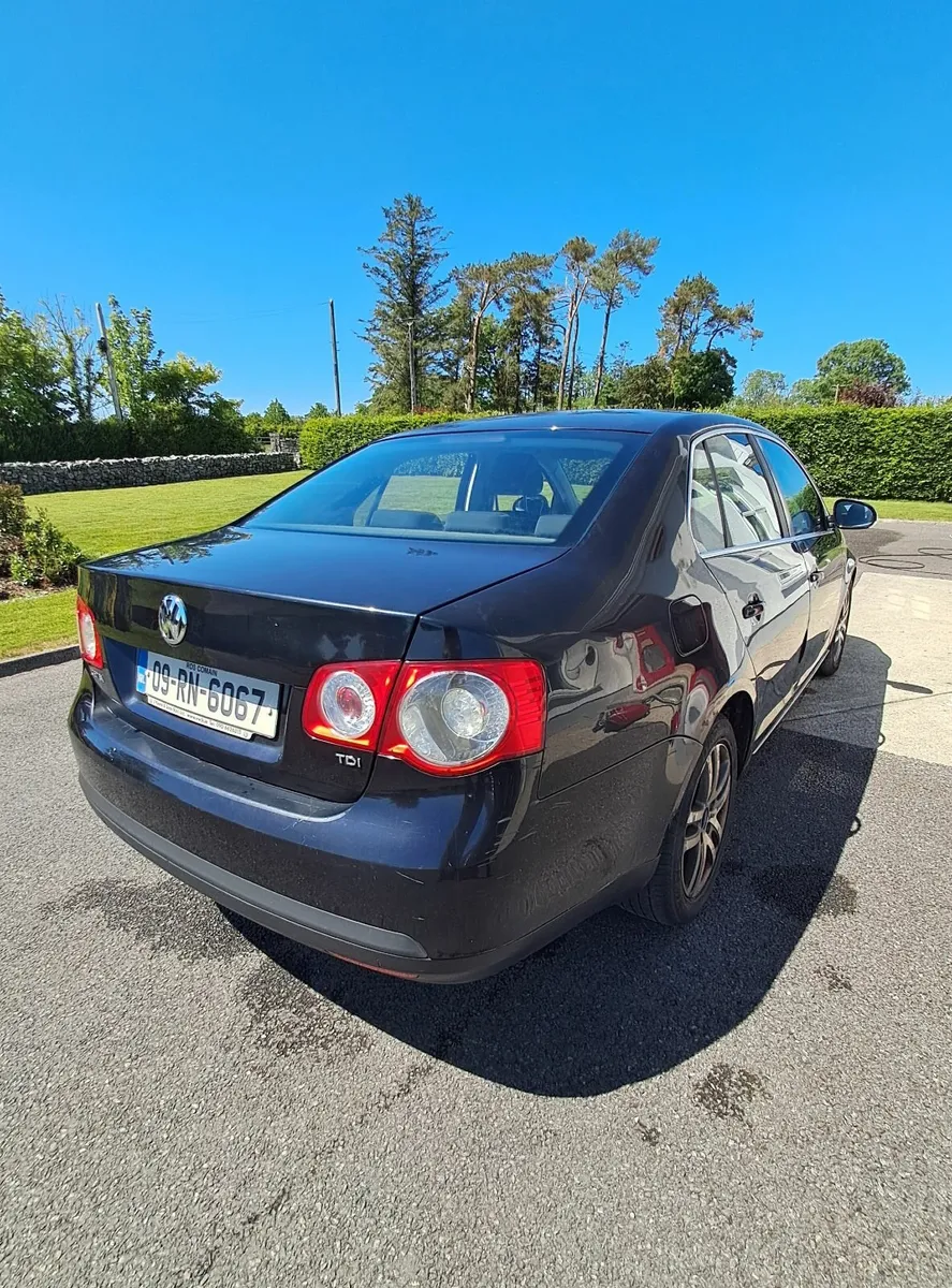 Volkswagen Jetta 2009 - Image 2