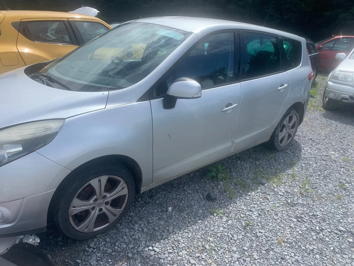 2011  RENAULT SENIC  DIESEL - Image 3