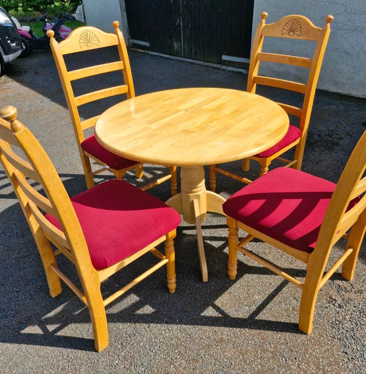 SOLID PINE ROUND TABLE AND 4 CHAIRS - Image 1