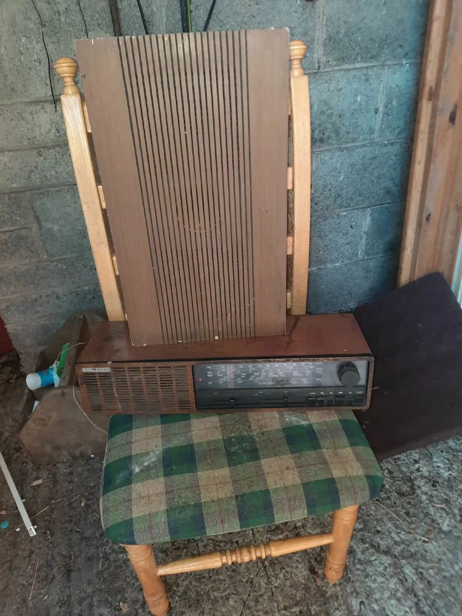 Old radio and speaker - Image 1