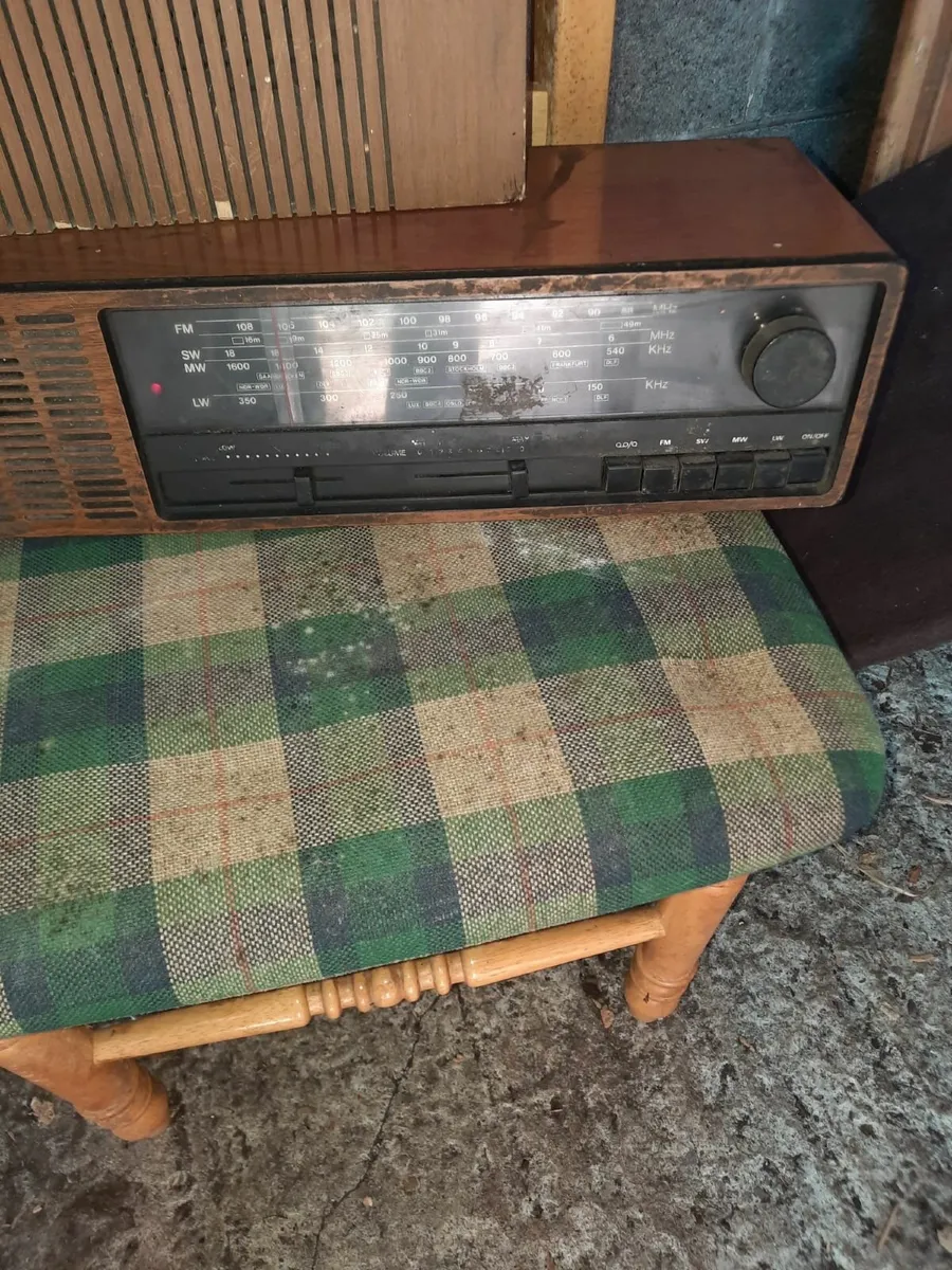 Old radio and speaker - Image 3