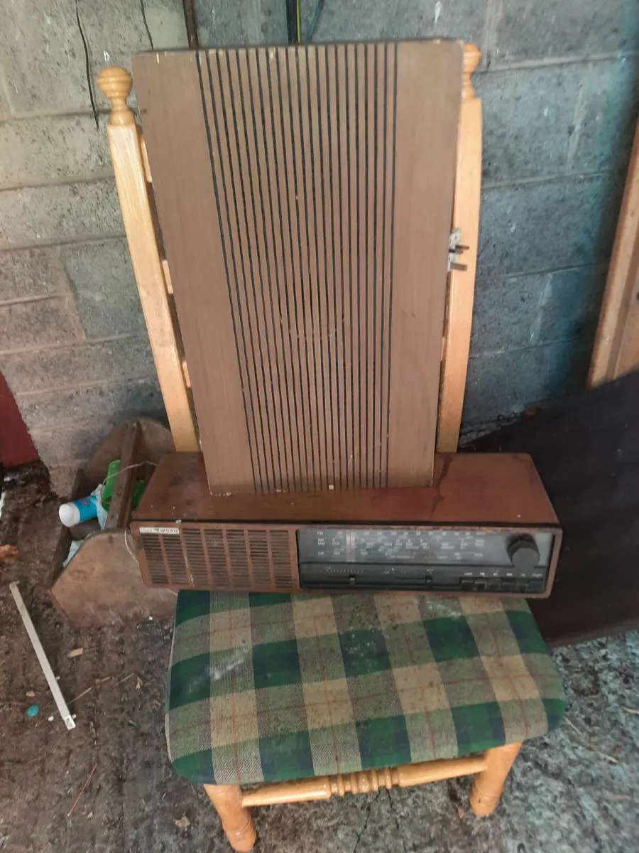 Old radio and speaker - Image 4