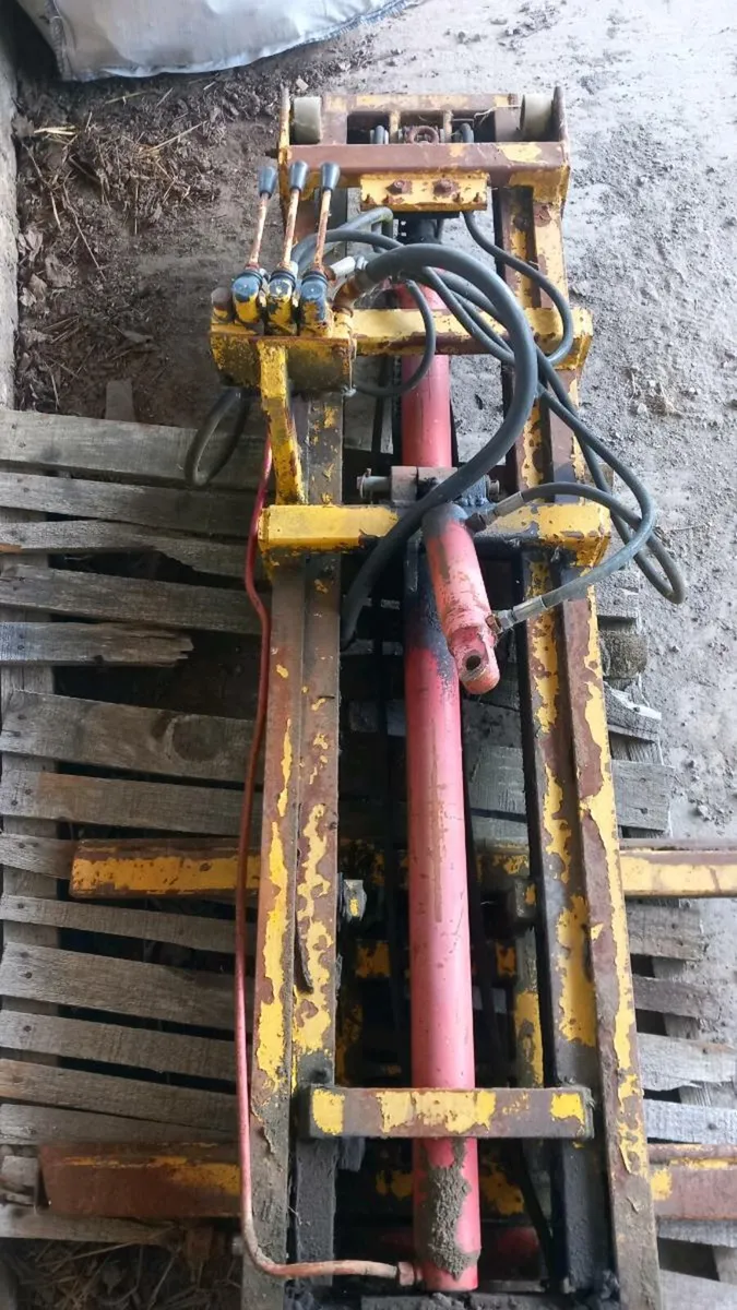 Forklift mast - Image 1