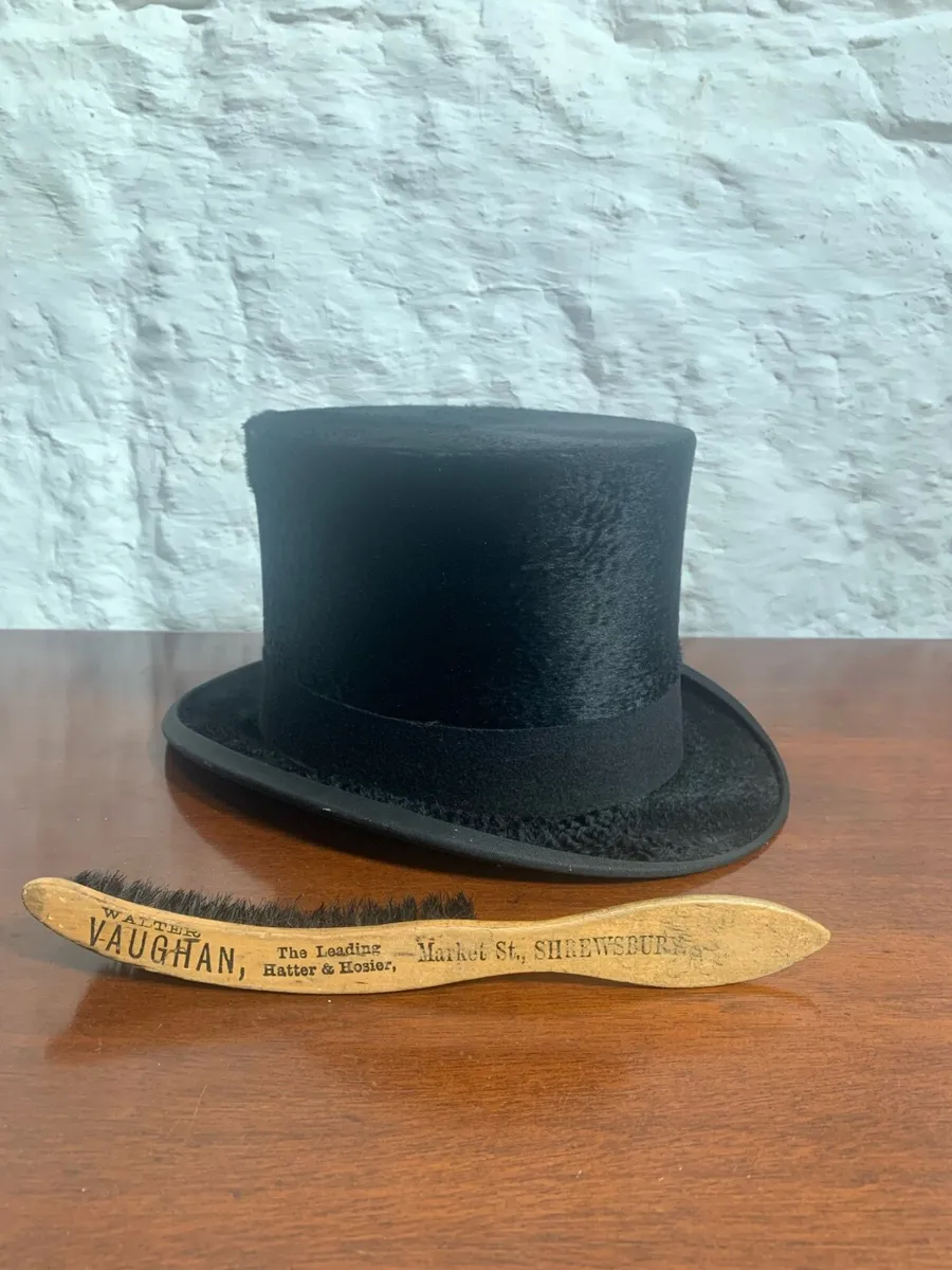 London made top hat and brush. - Image 1