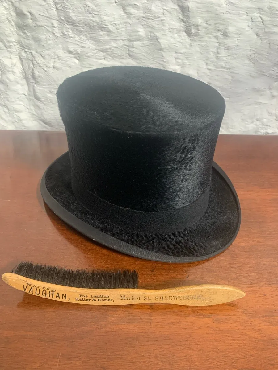 London made top hat and brush. - Image 2