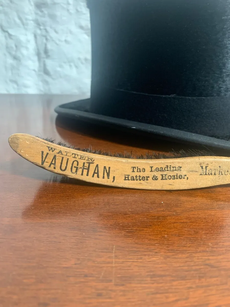 London made top hat and brush. - Image 3