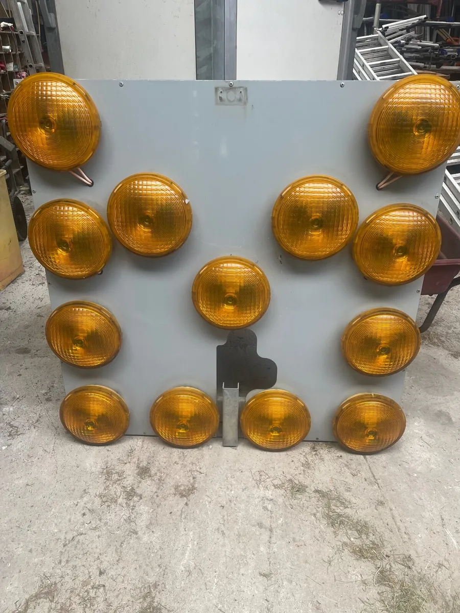 171 Renault Master and traffic management lights - Image 3