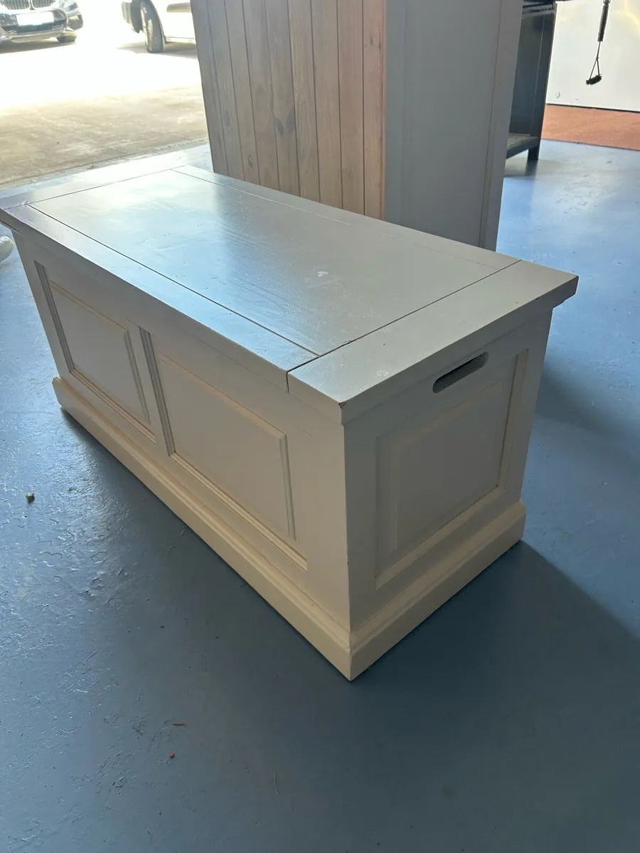 Chest of drawers and blanket box - Image 4