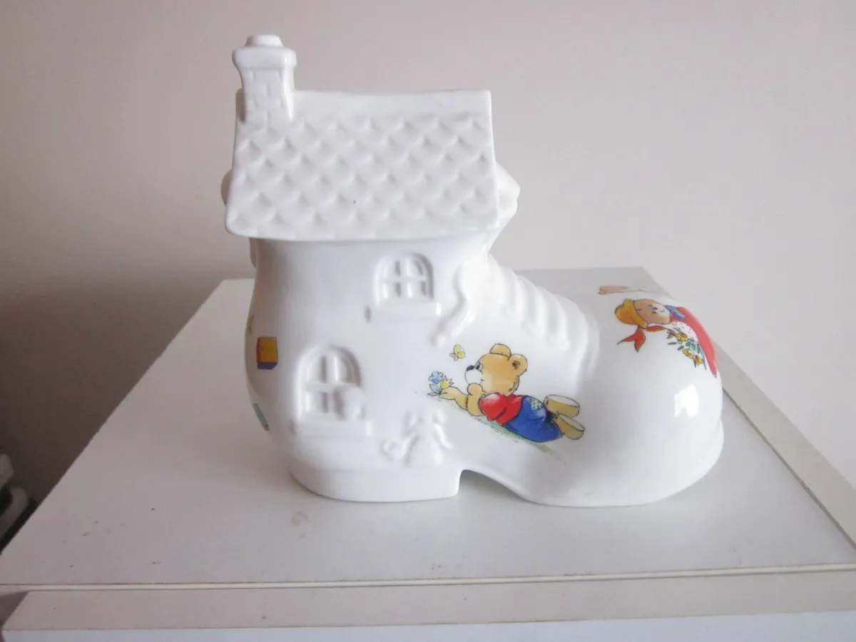 Royal Tara Woman in a Shoe Bank Bone China - Image 2