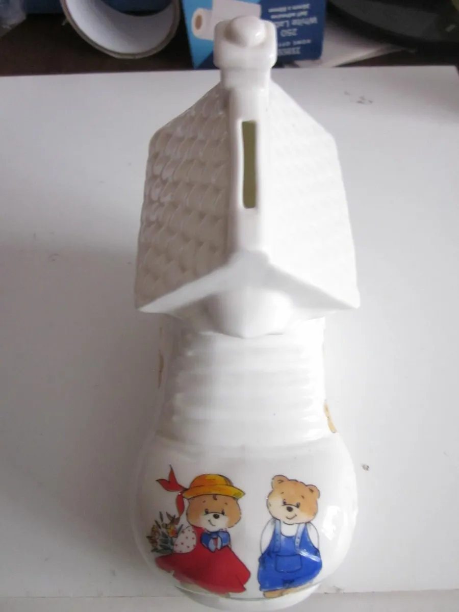 Royal Tara Woman in a Shoe Bank Bone China - Image 3