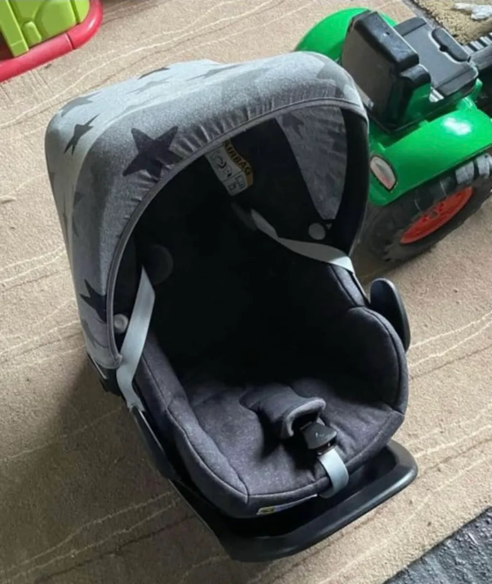 Maxi Cosi Car Seat - Image 1