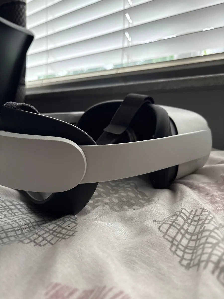 oculus Quest 2 - Image 2