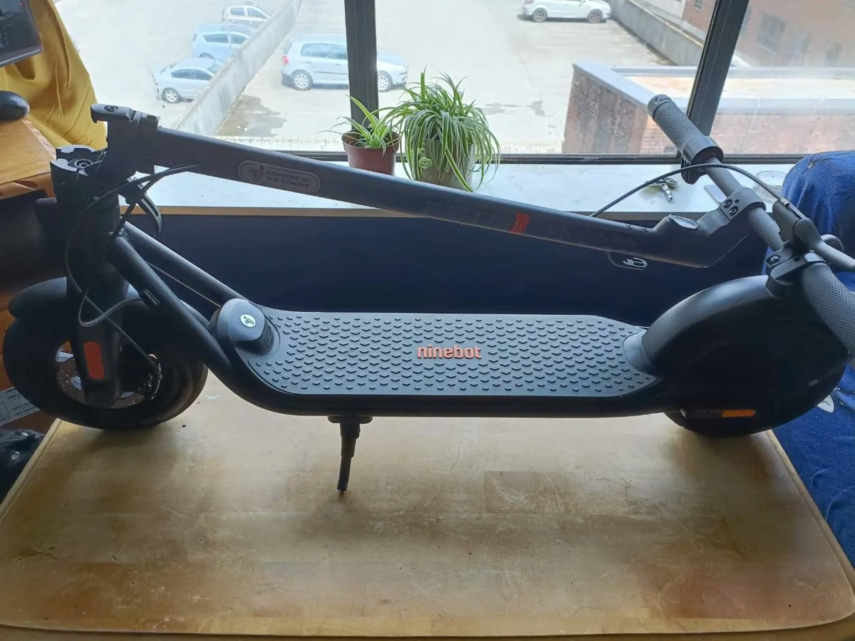 Electric Scooter - F2 E Scooter 051201E - Image 1