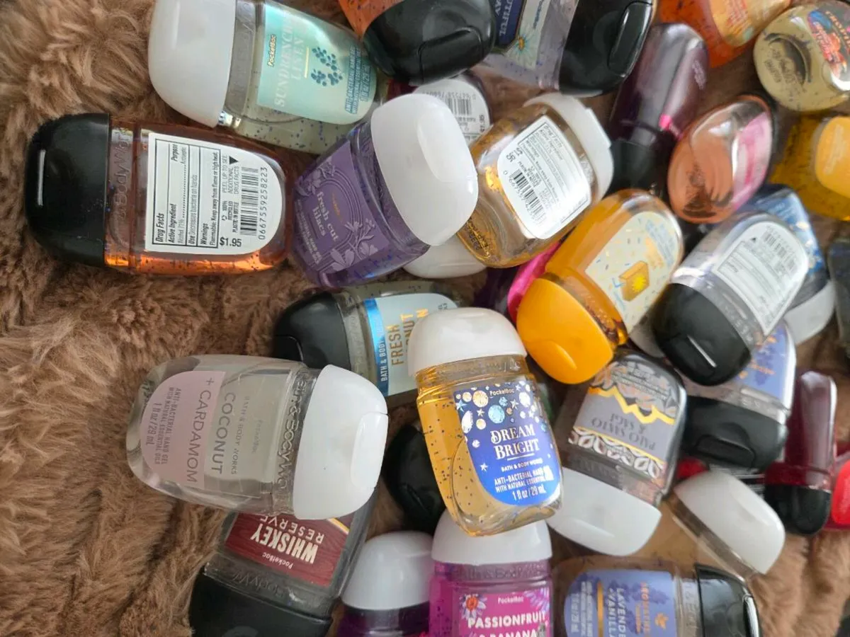 Bath&body hand sanitizers and holders - Image 1
