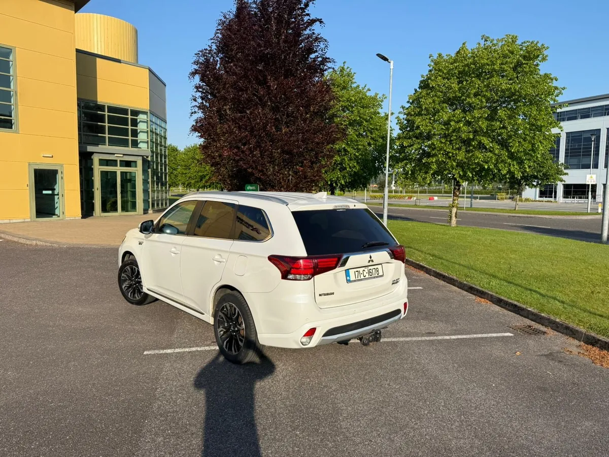 Mitsubishi Outlander Phev - Image 2
