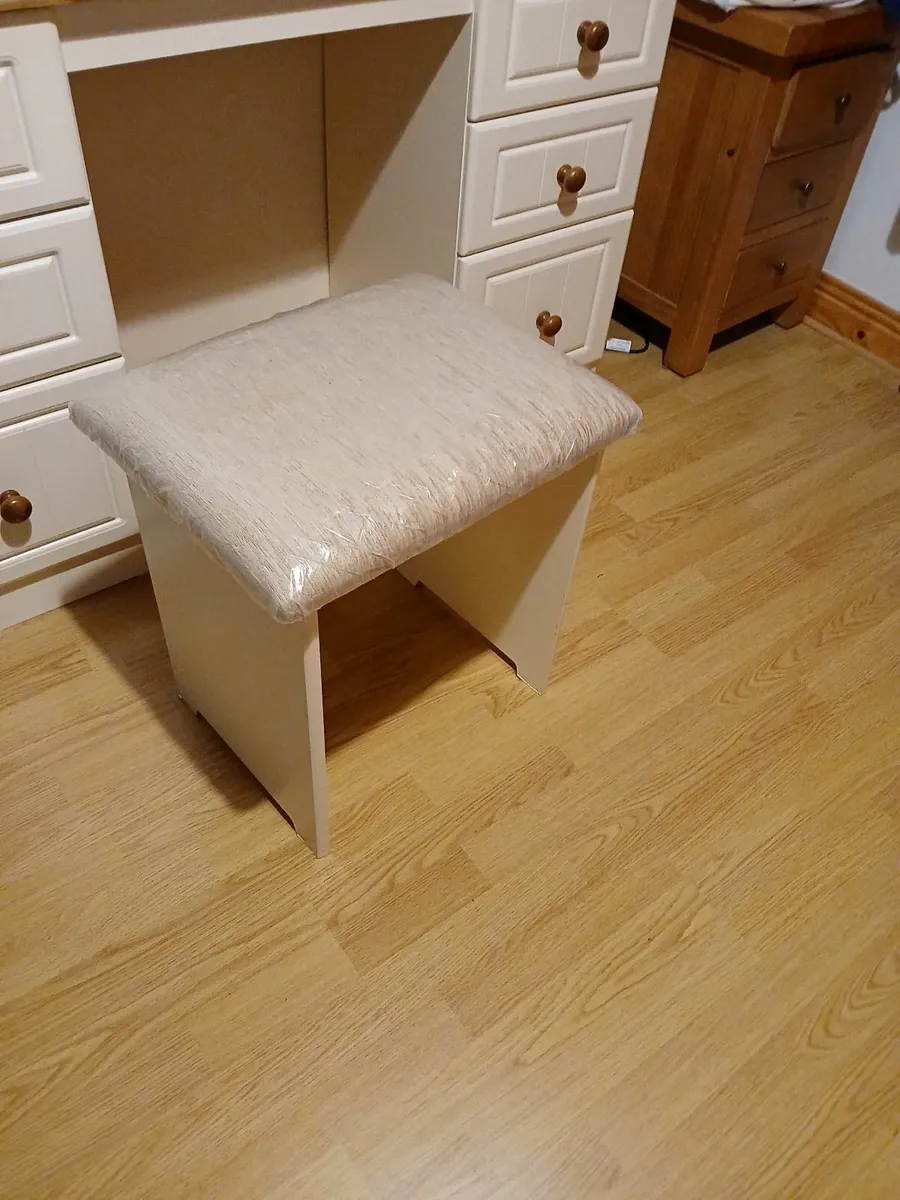 Bedroom Dressing Table, Stool & Mirror - Image 3