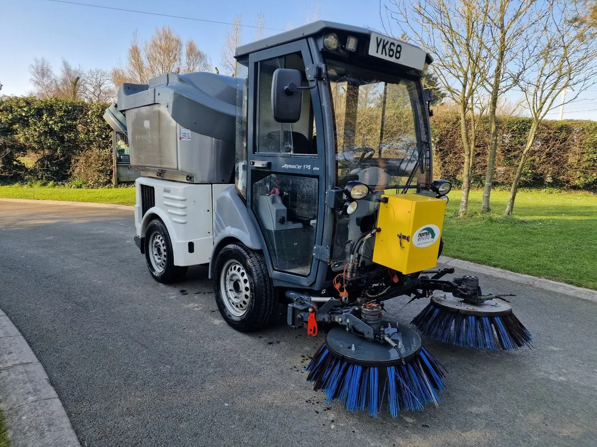 2019 Hako road sweeper roadsweeper - Image 1