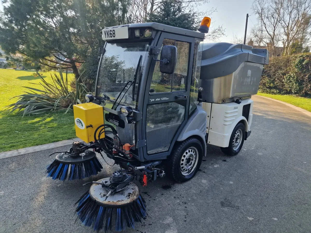 2019 Hako road sweeper roadsweeper - Image 2