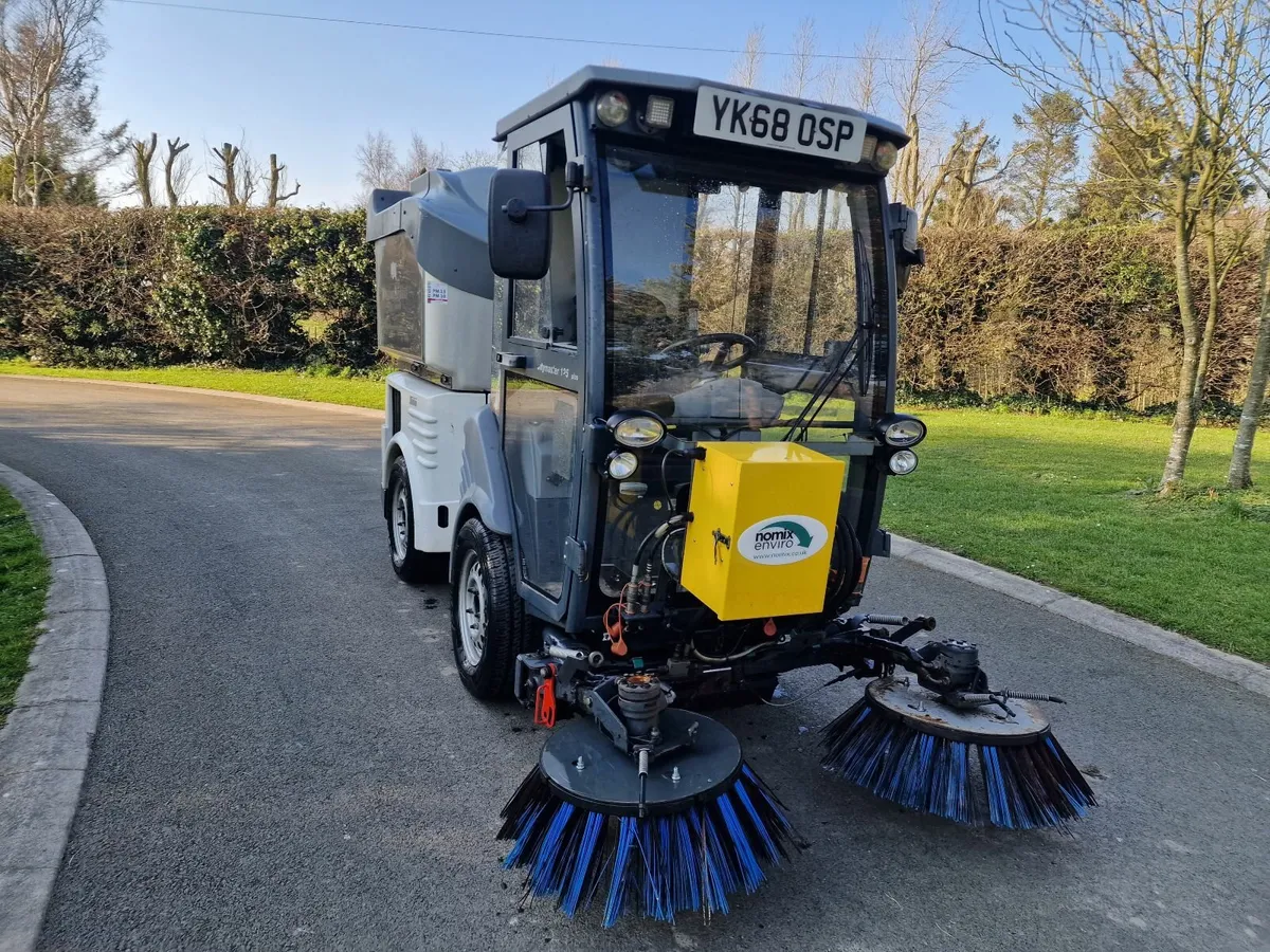2019 Hako road sweeper roadsweeper - Image 4