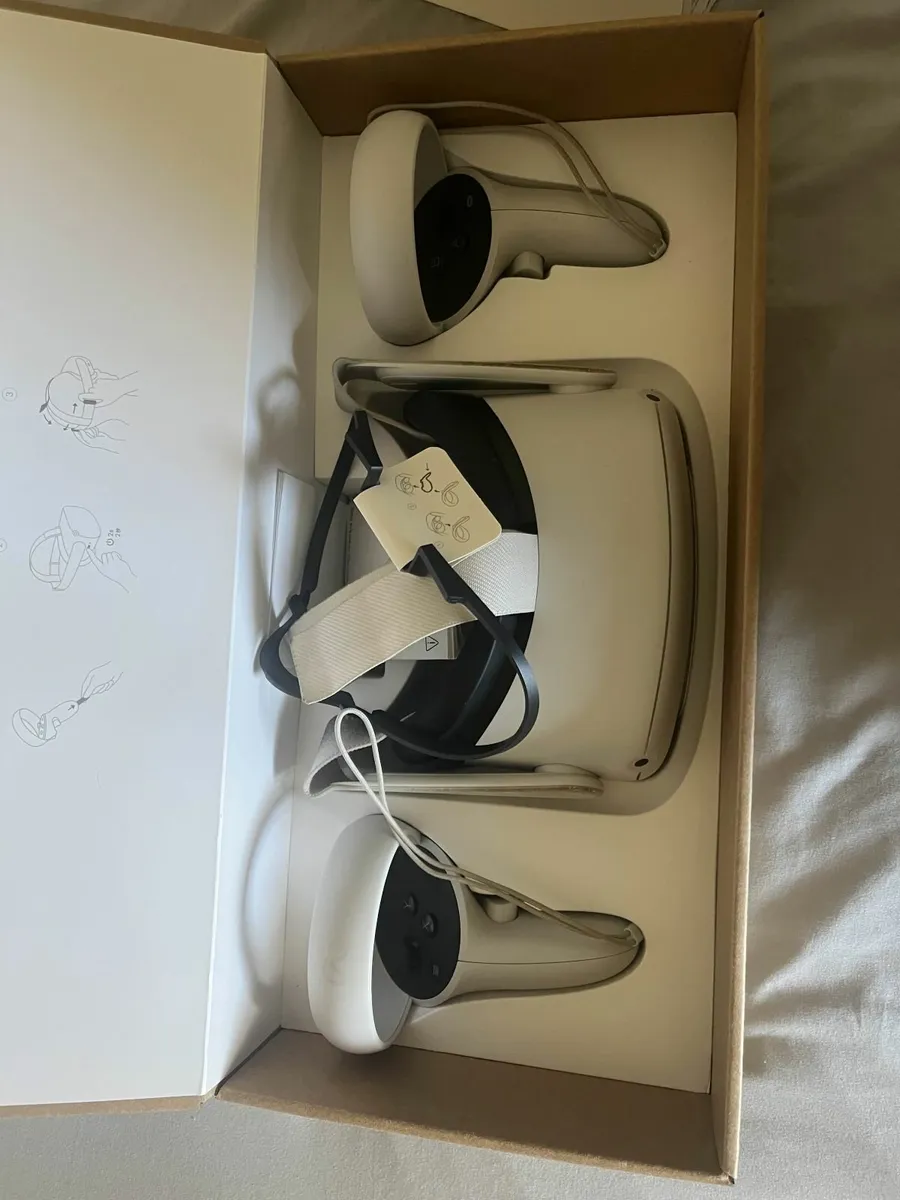 Meta Quest 2 VR headset - Image 2
