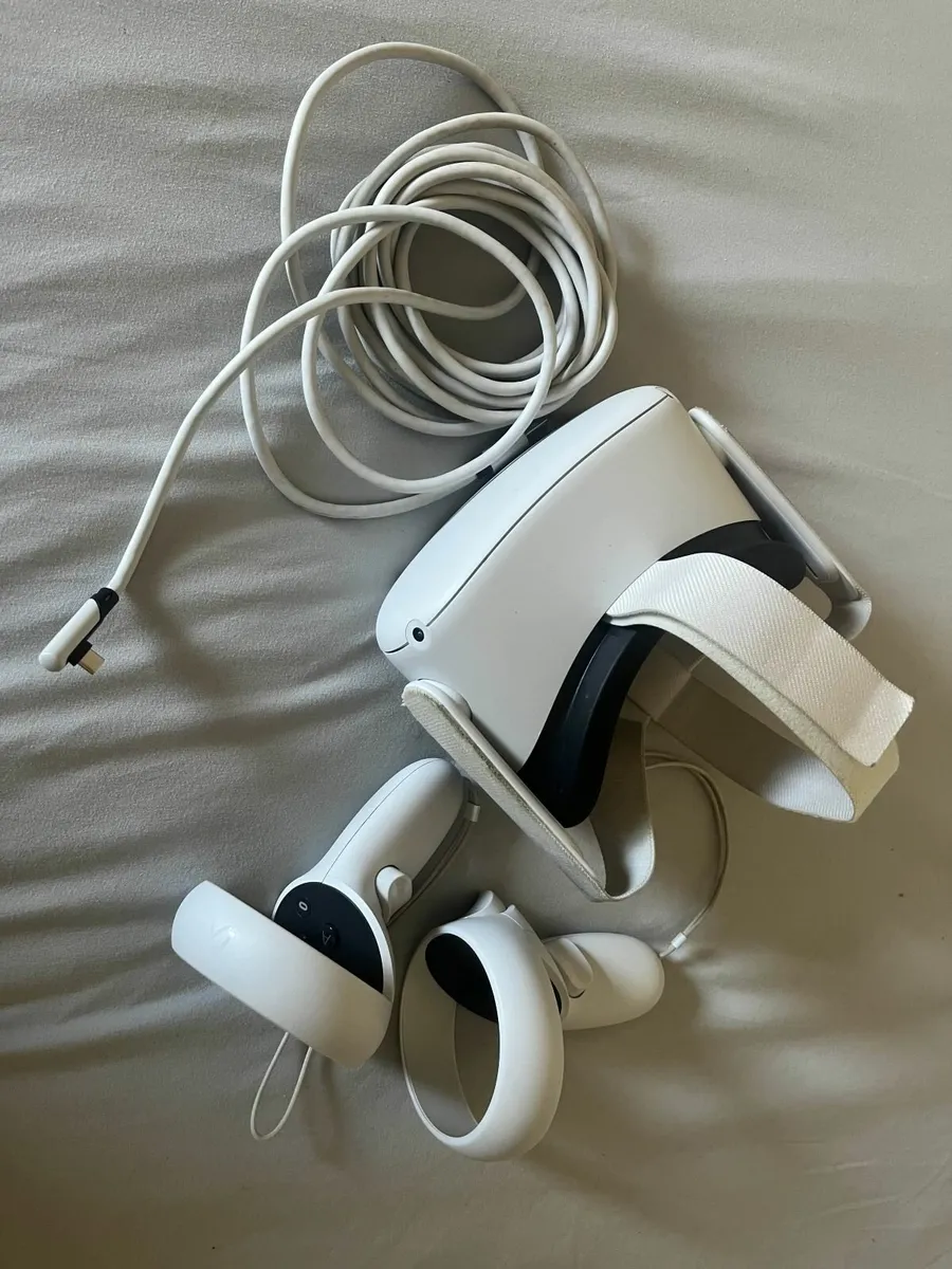 Meta Quest 2 VR headset - Image 3