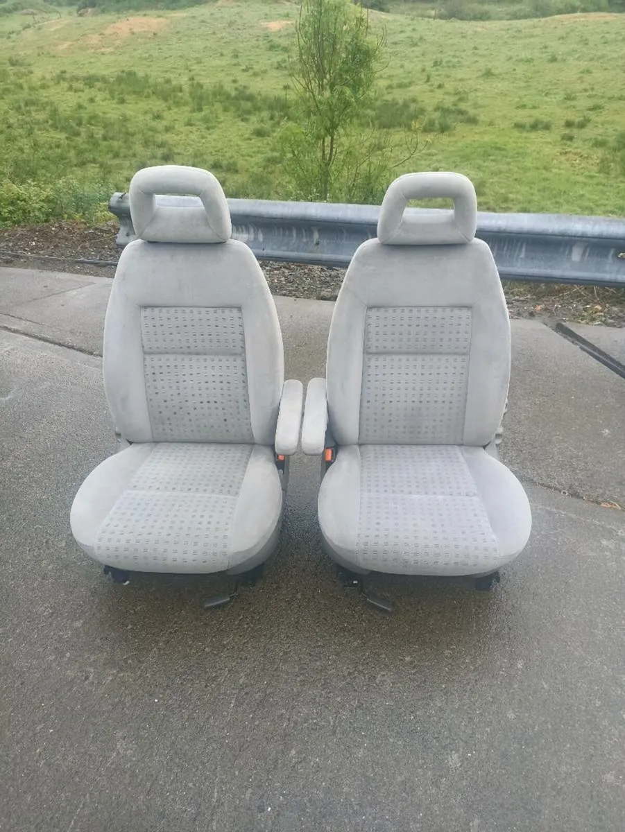 Swivel seats - Image 3