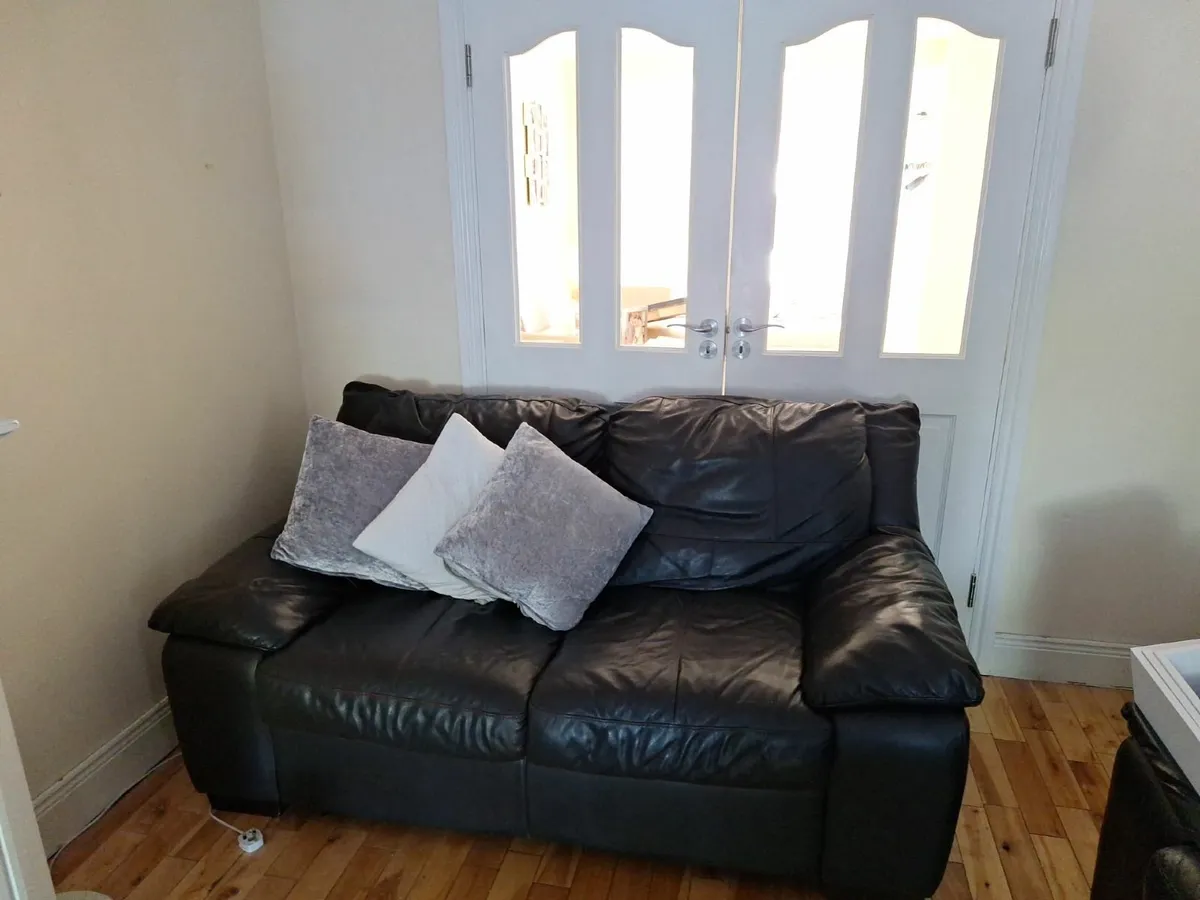 2 seater couch - Image 1