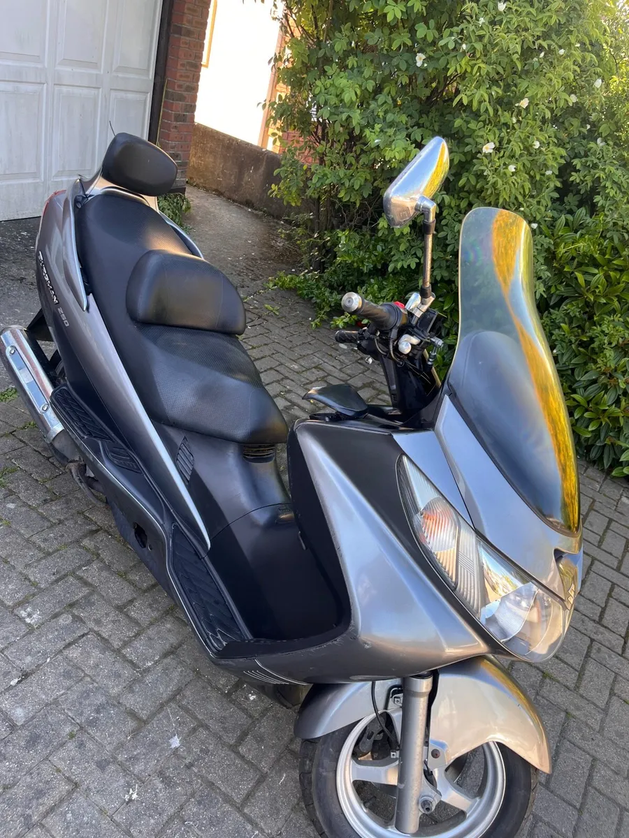 Suzuki burgman 2008 - Image 3