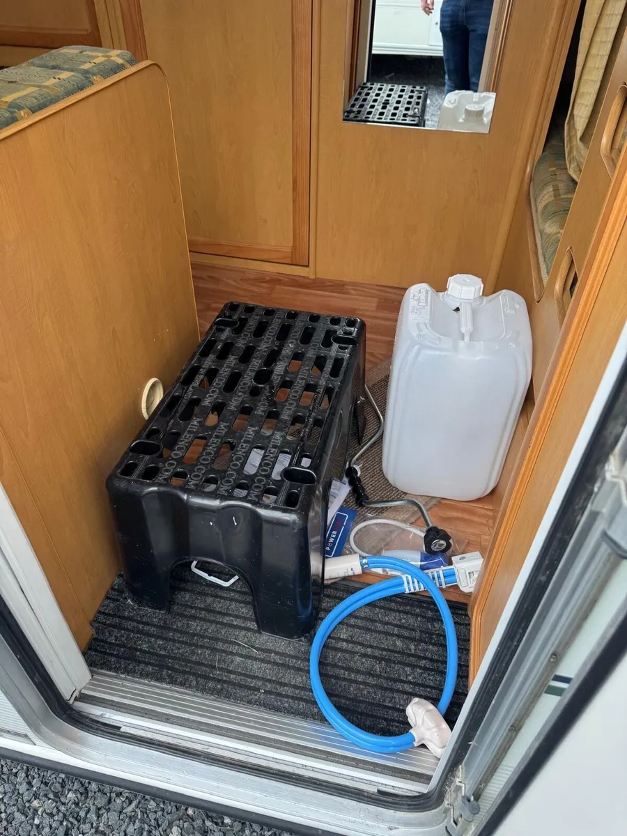 Caravan single axle 6 berth - Image 4