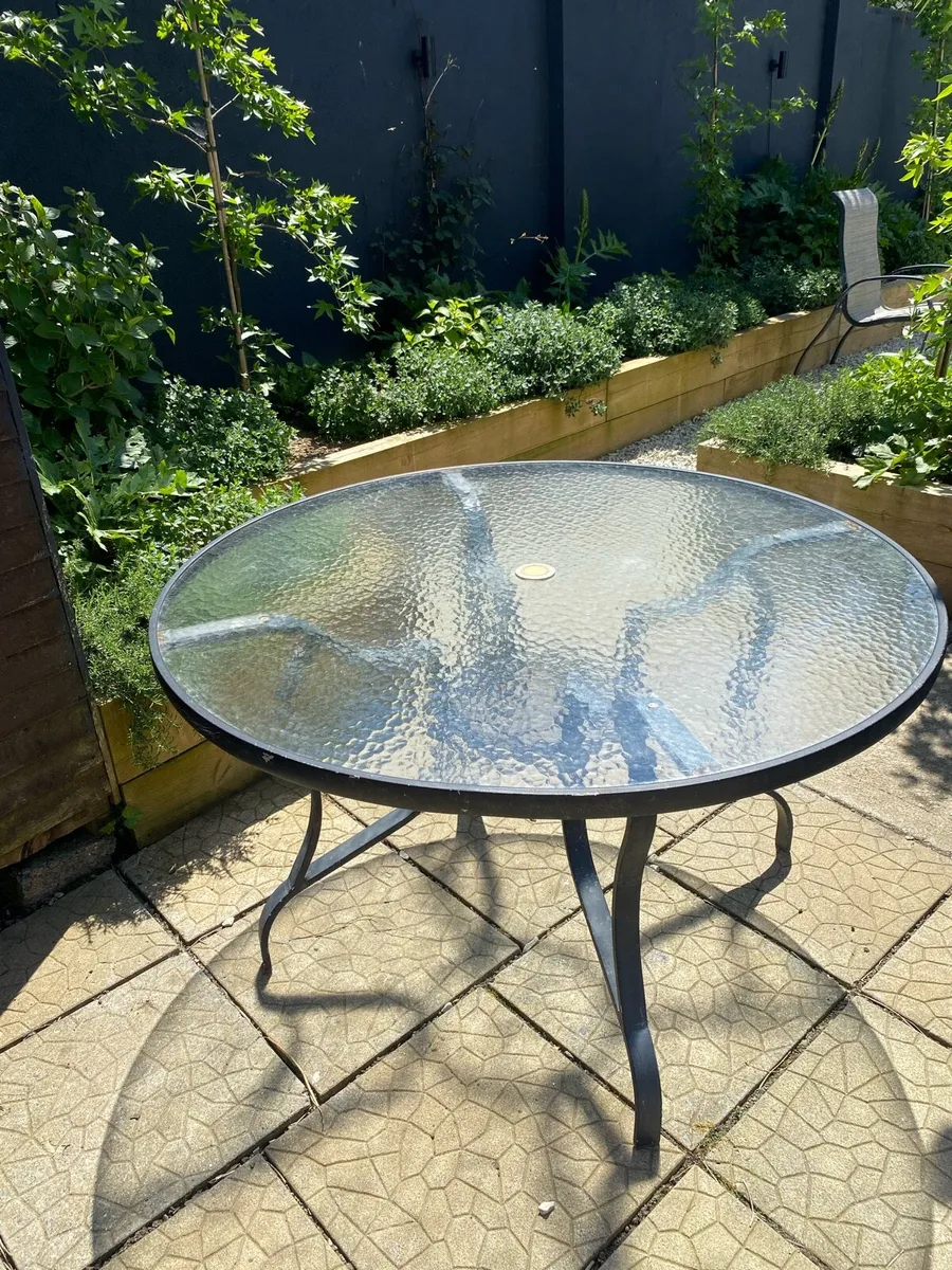 Garden table and 4 chairs - Image 1