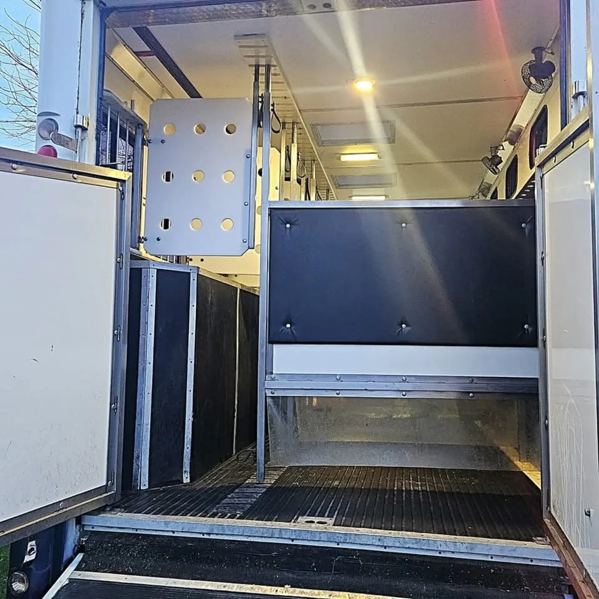 Scania 5 Horse 18Ton exceptional living Pop Out - Image 3