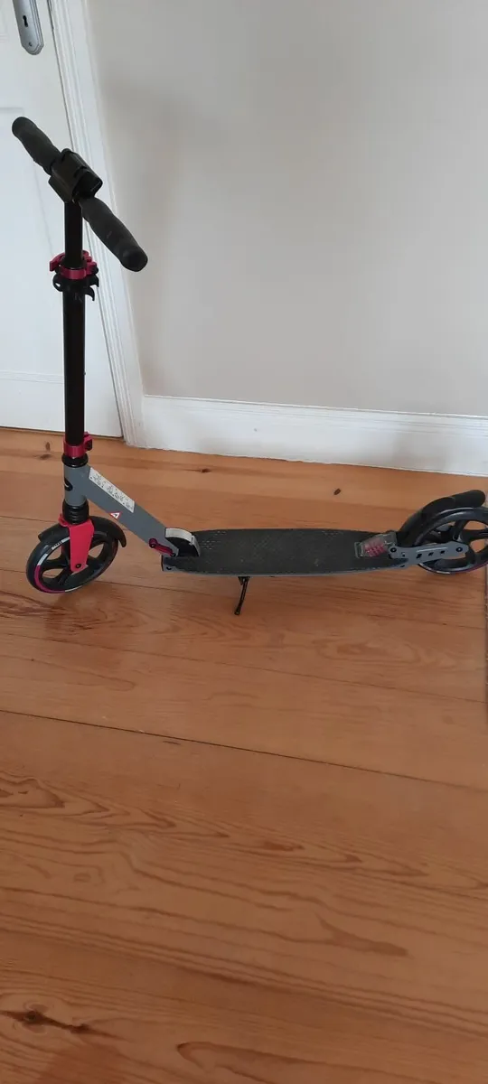 Black and pink scooter - Image 4
