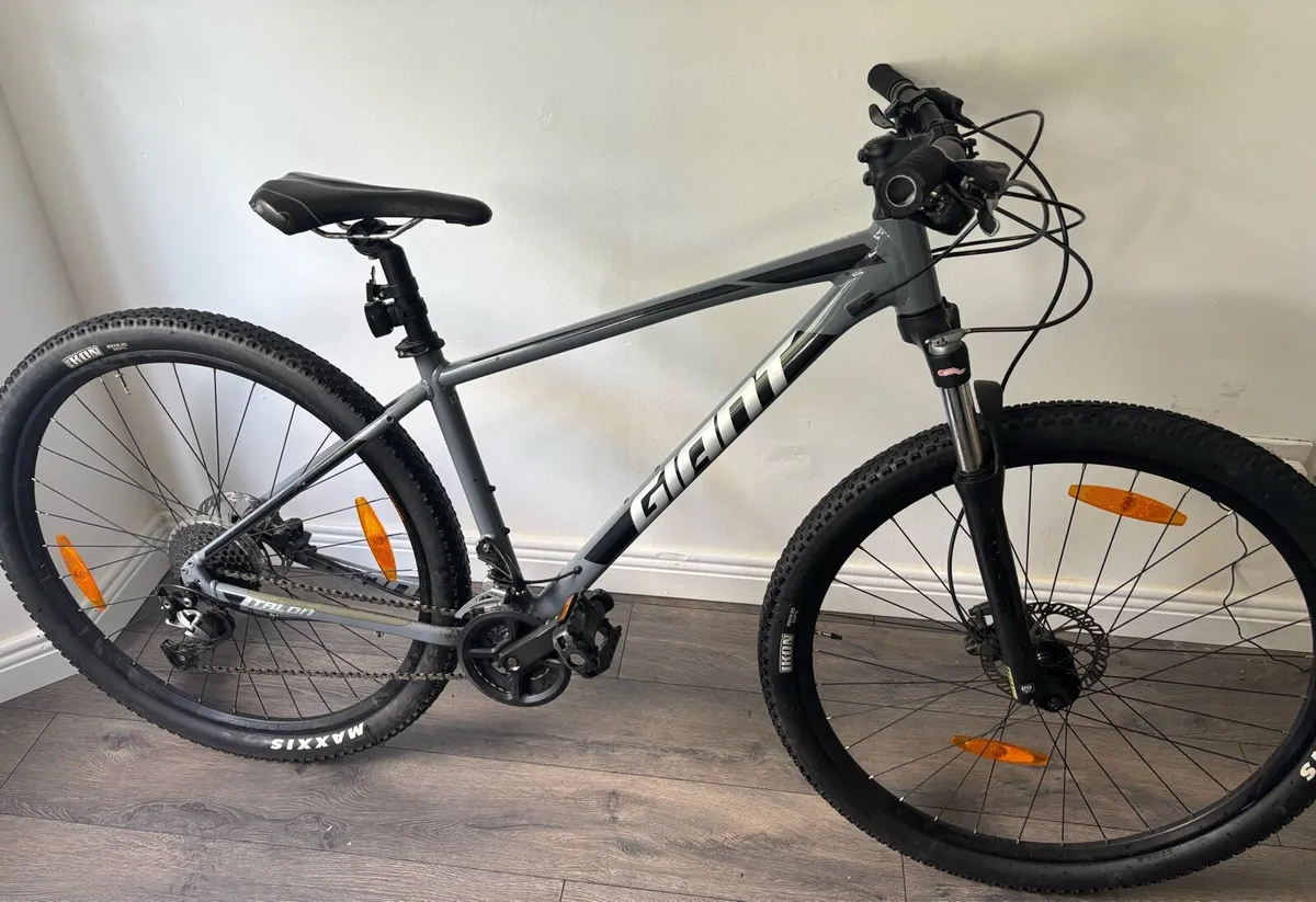 Giant Talon 2 Mountain Bike - Image 1