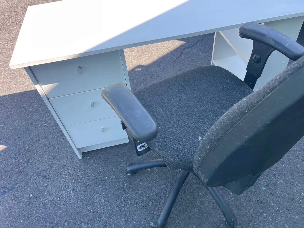 Desk with chair - Image 4
