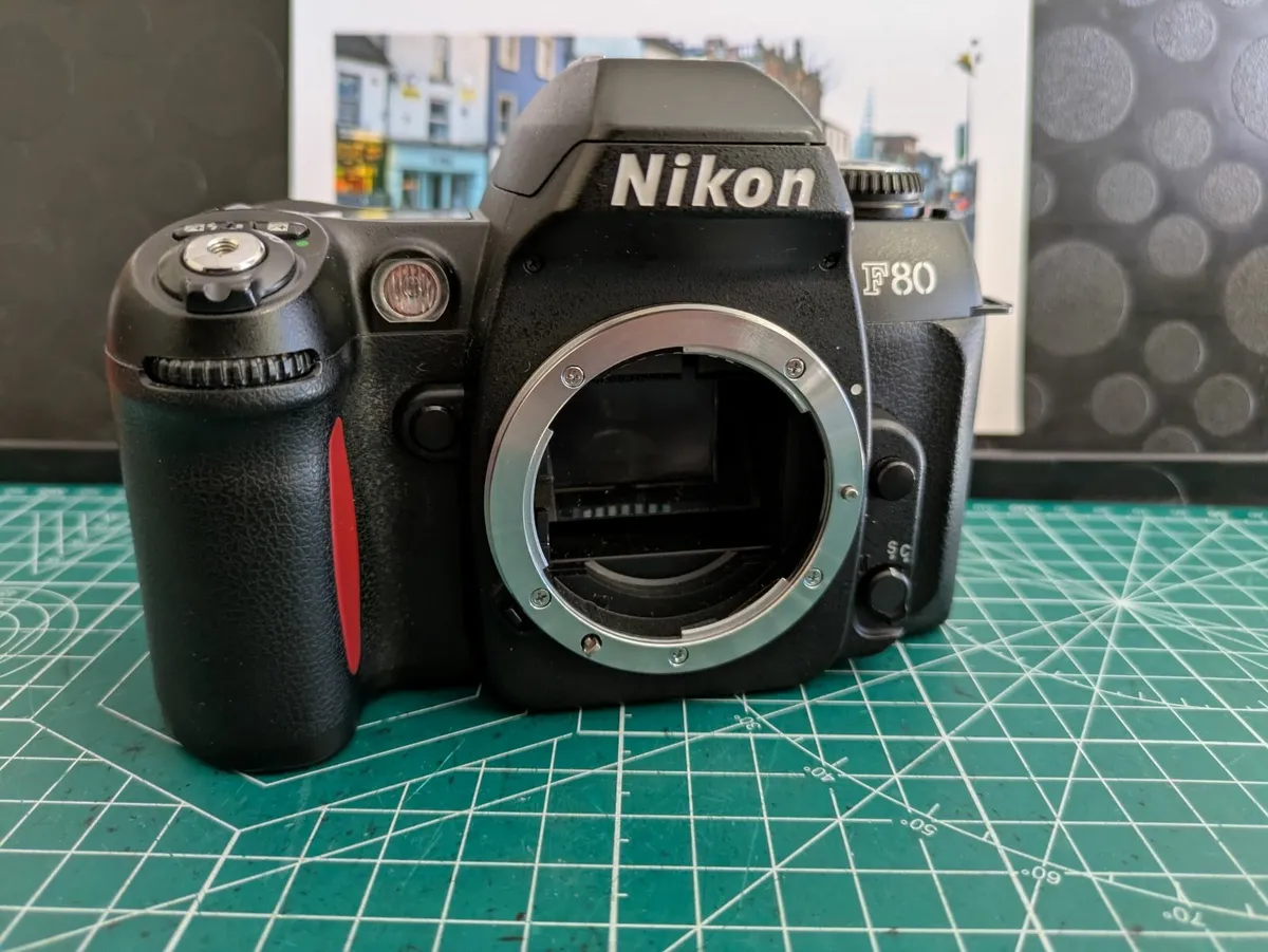 Nikon F80 + AA battery grip + Sigma 28-200/3.8-5.6 - Image 4