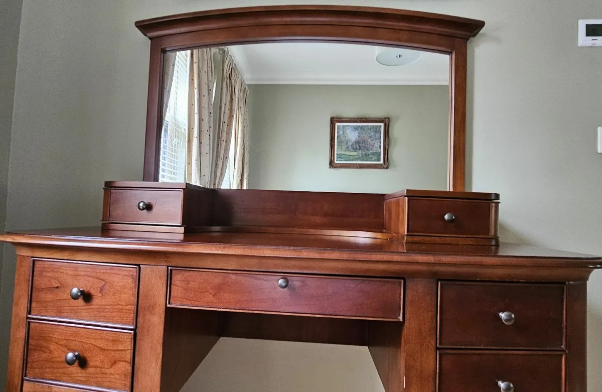 Willis & Gambier Dressing Table with Mirror - Image 1