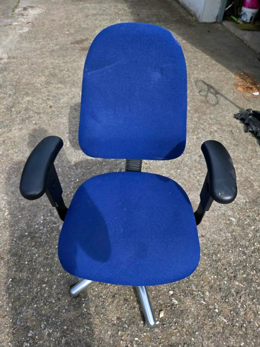 Office chair - Image 1