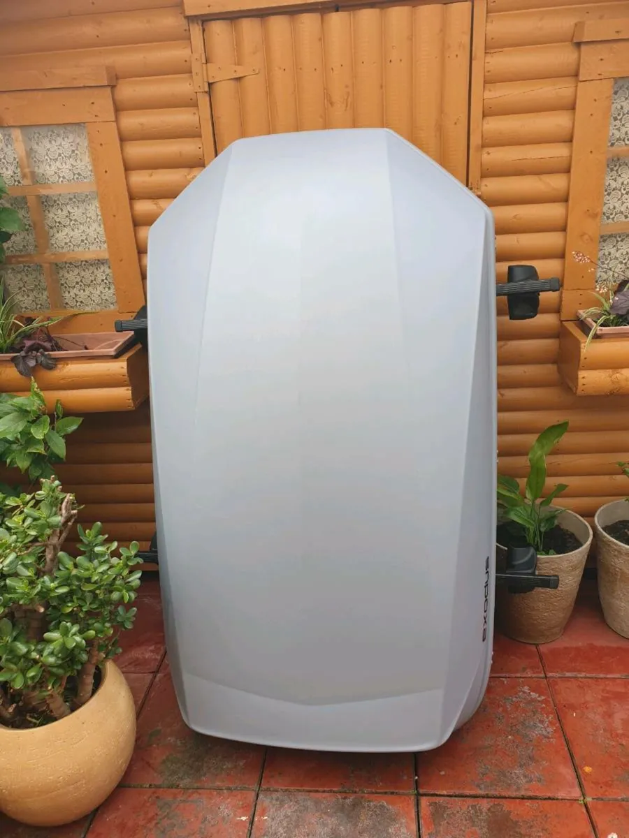 Exodus 470l  roof box very good condition - Image 1