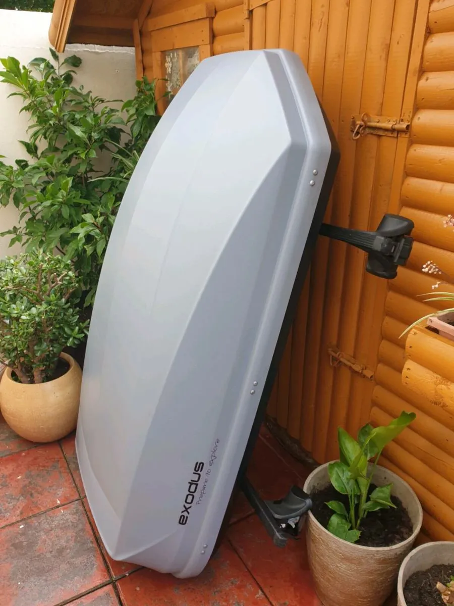 Exodus 470l  roof box very good condition - Image 2