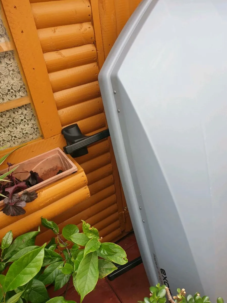Exodus 470l  roof box very good condition - Image 3