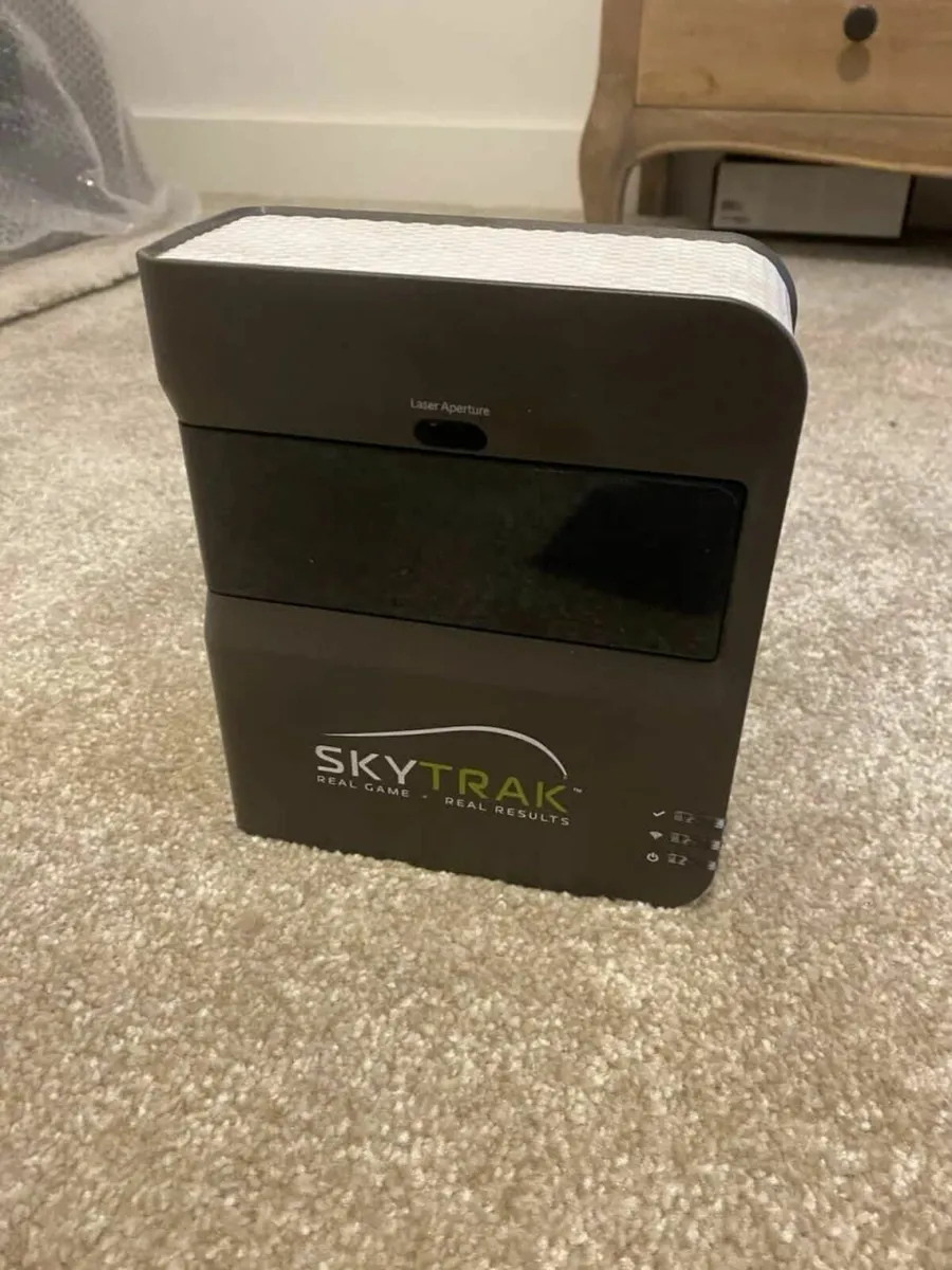 SkyTrak golf launch monitor & protective case - Image 2