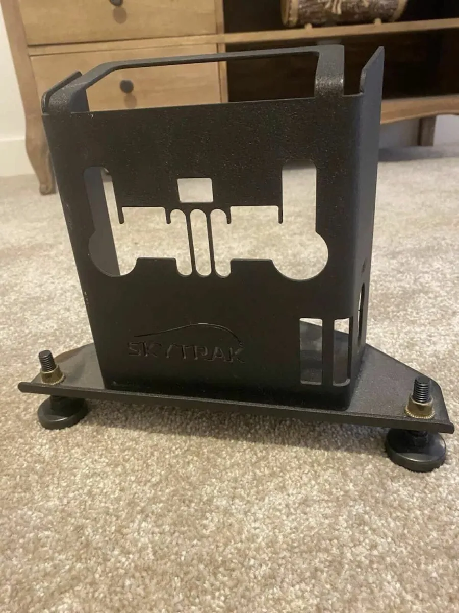 SkyTrak golf launch monitor & protective case - Image 3