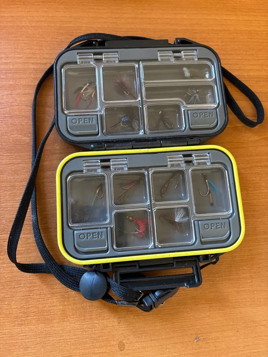 Fly fishing fly box with 13 flies - Image 1