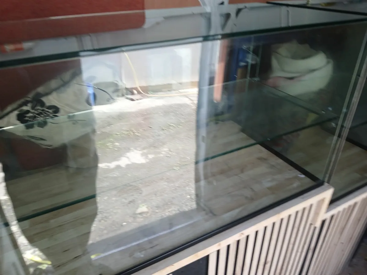 Glass cabbinet ..x deli ...deluvered - Image 1