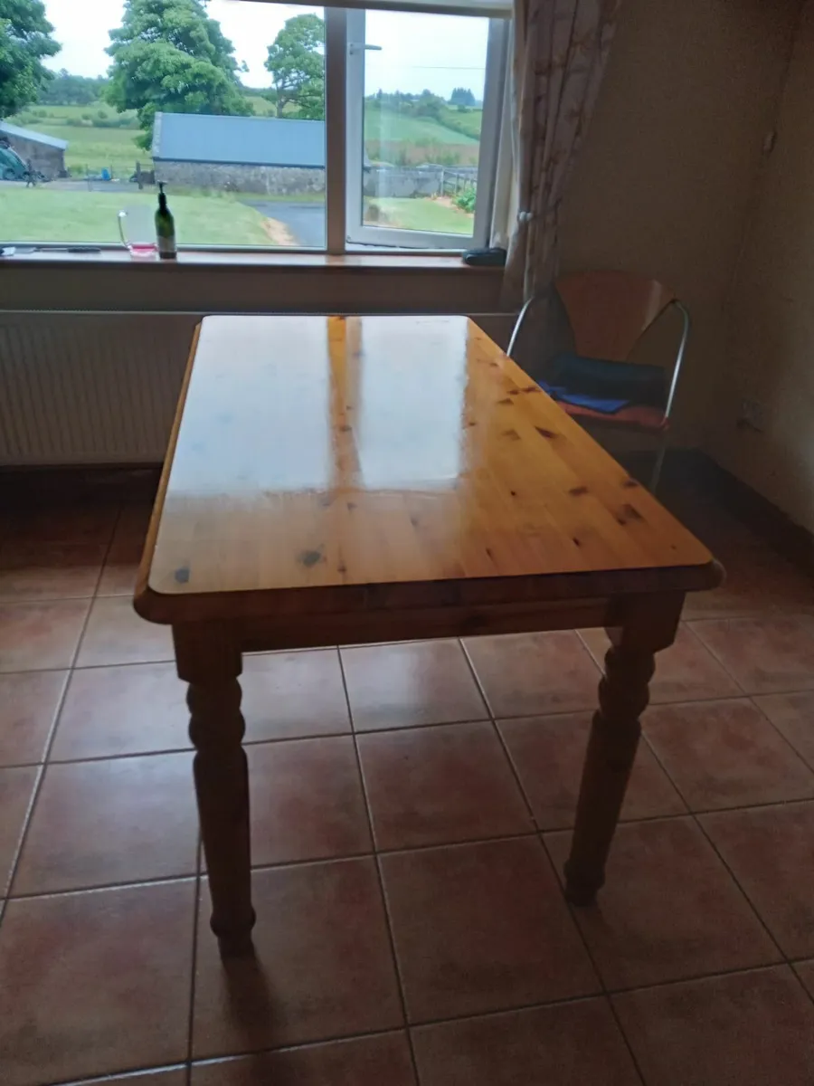 Table  and chairs - Image 1