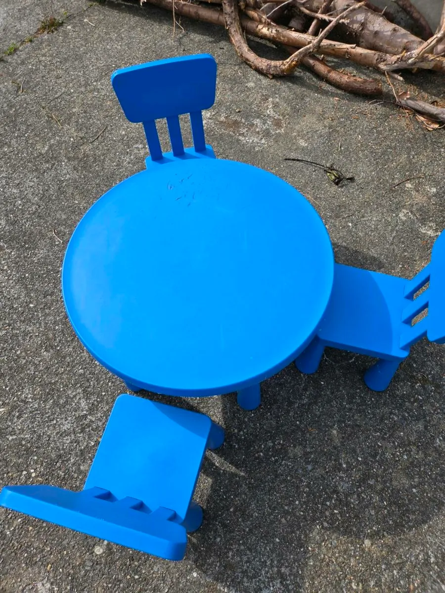 Children's table and 3 chairs - Image 1