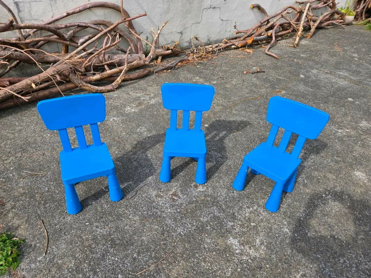 Children's table and 3 chairs - Image 4