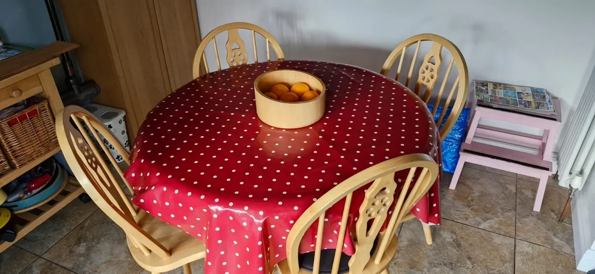 Table and chairs - Image 1