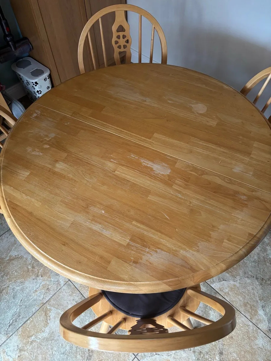 Table and chairs - Image 2